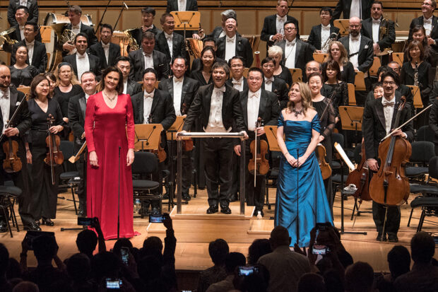 Lan Shui (centre), Anna Larsson (left, mezzo-soprano) and Miah Persson (soprano, right) and the SSO at the end of the Mahler Symphony No. 2, 26 January at the Esplanade.