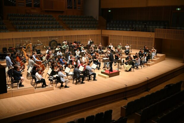 Concert rehearsal in the Kyoto Concert Hall. (Photo: Hozumi Nakatsugawa)