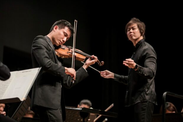 Soloist Loh Jun Hong and SSO Associate Conductor Joshua Tan, at a “SSO in Your Community” concert. (Photo Credit: Chrisppics+)