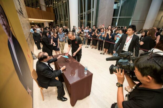 Close to a hundred concertgoers queued for the post-concert signing session.