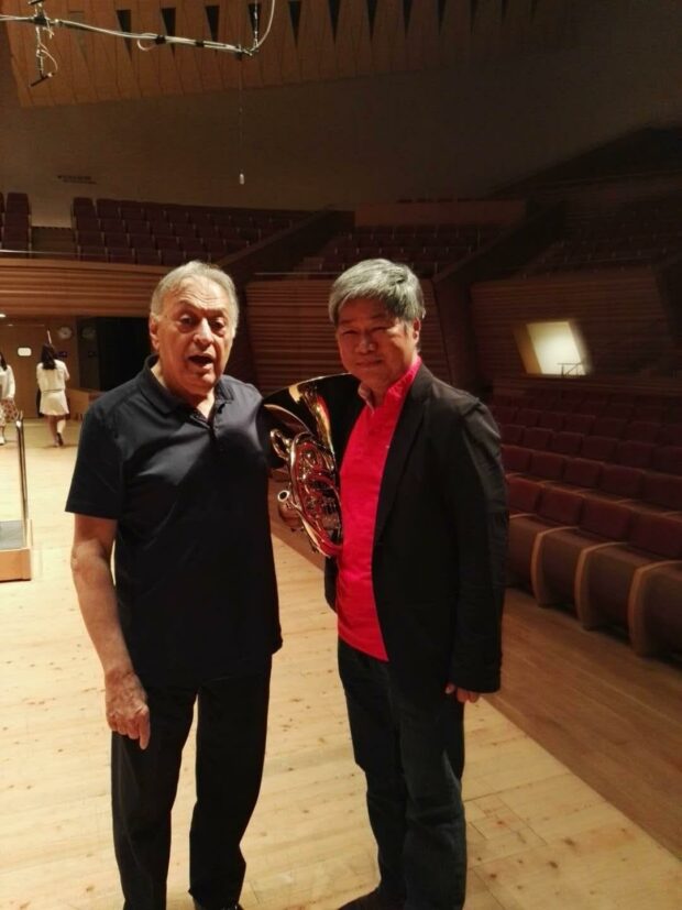 With conductor Zubin Mehta, in a Tchaikovsky’s Fourth Symphony performance in Shanghai.