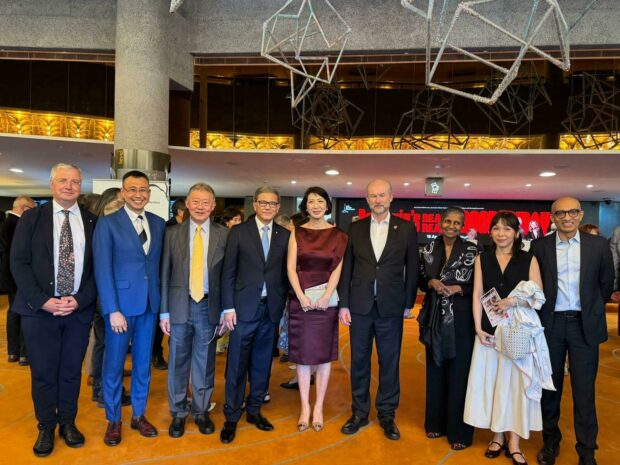 (L-R):  Mr Richard Wigley, CEO, Melbourne Symphony Orchestra,  Mr Kenneth Kwok, CEO, Singapore Symphony Group, Mr Goh Yew Lin, Chair, Singapore Symphony Group, MSO Chairman Emeritus Dr David Li, Ms Angela Li, Australian High Commissioner to Singapore Mr Allaster Cox, Ms Susila Selvarajah, Mrs Sasha Nayar, High Commissioner of Singapore to Australia Mr Anil Kumar Nayar.