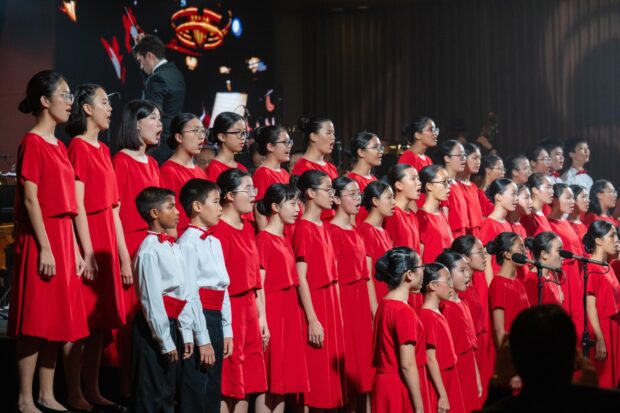 The choristers of the Singapore Symphony Children’s Choir performed alongside the SSO in a heartwarming rendition of Dick Lee's Home. (Photo: Twist Media)
