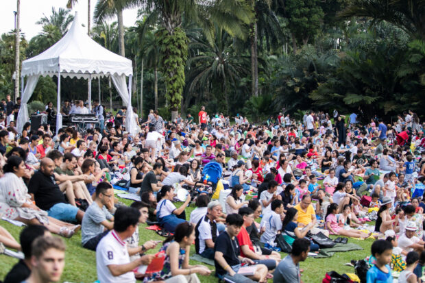 The crowd at the free open-air SSO concert for Mother's Day, in May 2018 at the Botanic Gardens. (Photo Credit: Chrisppics+)