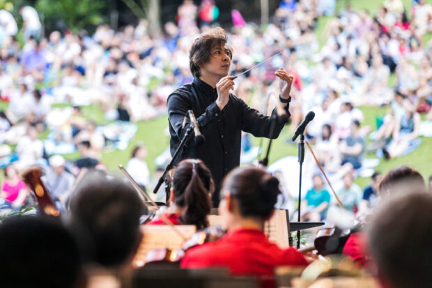 SSO Associate Conductor Joshua Tan at the SSO Mother's Day Concert in May 2018, at the Botanic Gardens. (Photo Credit: Chrisppics+)