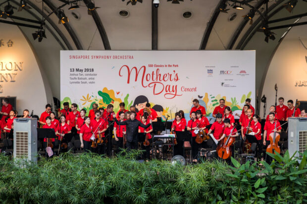 The SSO led by Associate Conductor Joshua Tan, taking a bow (SSO Mother's Day Concert, May 2018, Botanic Gardens). (Photo Credit: Chrisppics+)