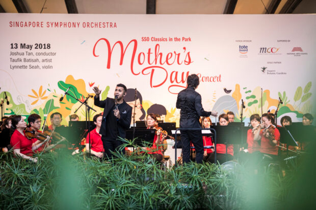 Guest artiste Taufik Batisah at the SSO Mother's Day Concert in May 2018, Botanic Gardens. (Photo Credit: Chrisppics+)