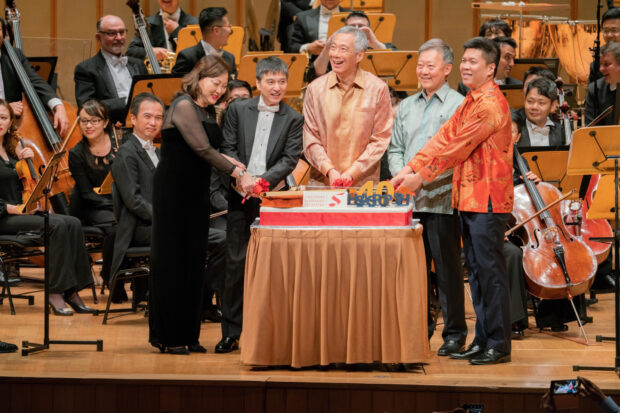 Cutting the SSO40th birthday cake: [L-R] Co-Concertmaster Lynnette Seah, Maestro Lan Shui, PM Lee Hsien Loong, Chairman Goh Yew Lin, SSG CEO Chng Hak-Peng