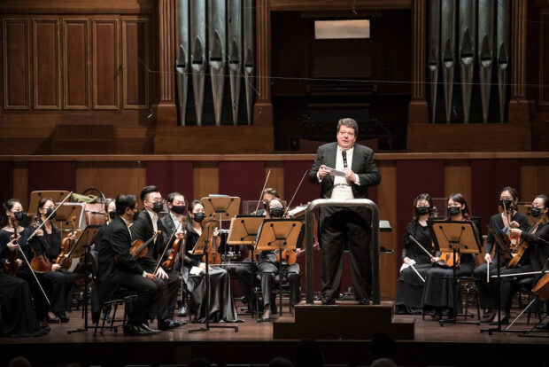 Maestro Andrew Litton thanking the audience for the fundraising support.