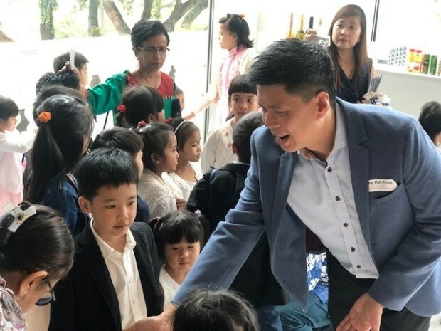 Singapore Symphony Group CEO Chng Hak-Peng meet little concertgoers after the performance