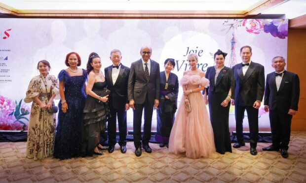 SSO Symphony Ball Committee, (L-R) Ms Joy Tan, Mrs Kim Camacho, Mrs Celeste Basapa, Mr Goh Yew Lin, Ms Paige Parker, Ms Kris Tan, Mr Geoffrey Wong, Mr Chang Chee Pay, with President Tharman Shanmugaratnam and Ms Jane Ittogi. Photo credit: MCI Terence Tan