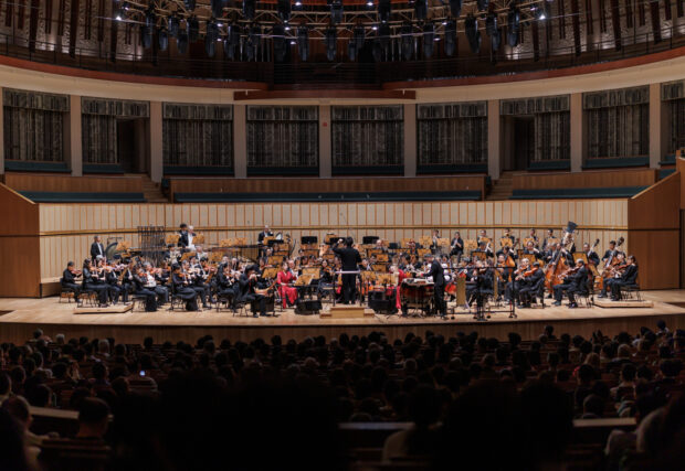 Singaporean conductor Kahchun Wong leading the SSO with musicians of the Singapore Chinese Orchestra in his orchestration of Mussorgsky’s Pictures at an Exhibition for symphony orchestra with five traditional Chinese instruments