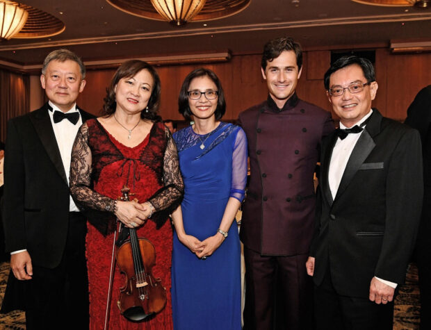 Lynnette with [L-R] Mr Goh Yew Lin, Mrs Heng, Mr Charlie Siem and DPM Heng Swee Keat at the SSO Benefit Dinner 2019.