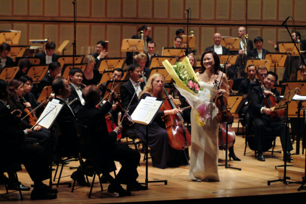 Lynnette receiving flowers at SSO’s 27th Anniversary in 2006.