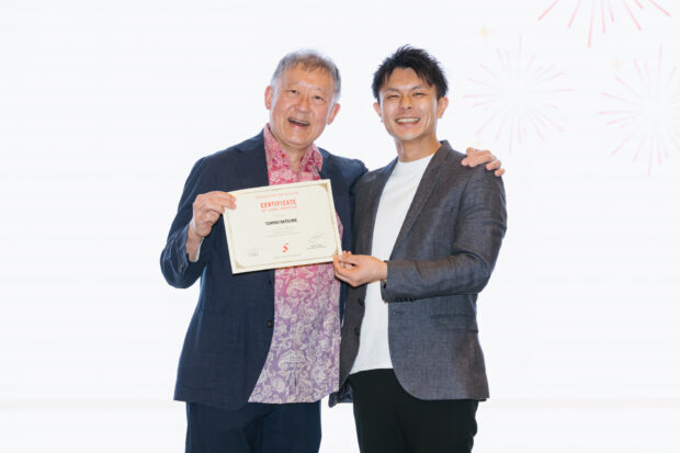 Tomoki receiving his 5-year long service award from Singapore Symphony Group Chairman Mr Goh Yew Lin at SSO Annual Dinner 2025.