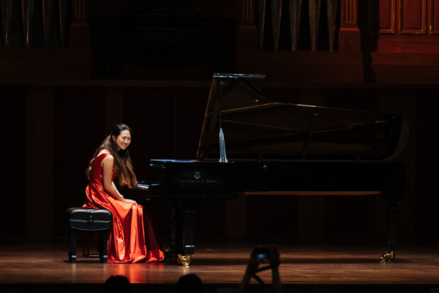 Zheng Mingen performed a representation of hope in the form of Brahms’ Intermezzo in A minor, Intermezzo in A major and Romanze in F major from Six Pieces for Piano, Op. 118.