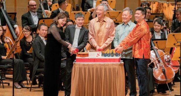 The SSO celebrated its 40th anniversary in January 2019, a milestone for a young orchestra. (L-R:  Former SSO Co-concertmaster Lynnette Seah, SSO Conductor Laureate Lan Shui, Prime Minister Lee Hsien Loong, Singapore Symphony Group Chair Goh Yew Lin)