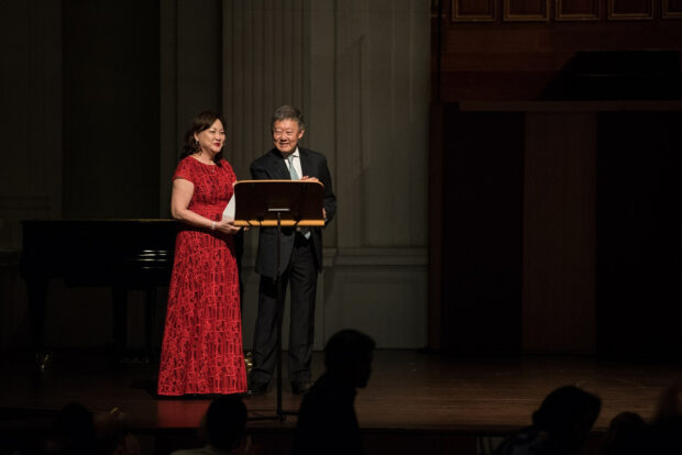 Lynnette is invited onstage by SSG Chairman Goh Yew Lin at the start of the concert.