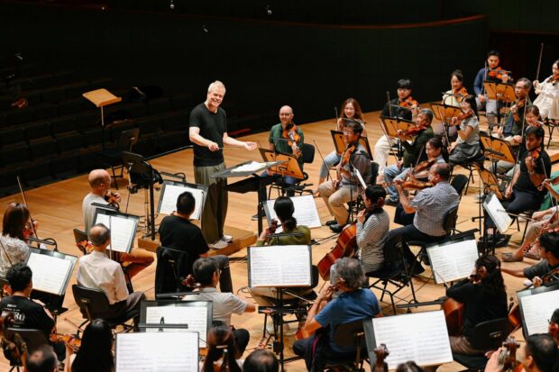 Hannu Lintu in rehearsal with the SSO