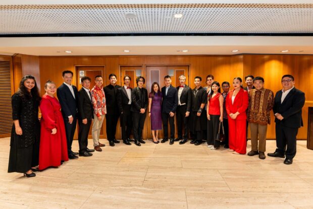 A group photo with Guest-of-Honour Mr David Neo, Acting Minister for Culture, Community & Youth and Mrs Jessica Neo; Temasek Foundation CEO and Executive Director Mr Ng Boon Heong; SSG CEO Mr Kenneth Kwok; as well as performers, conductors and composers involved in the National Day Concert.