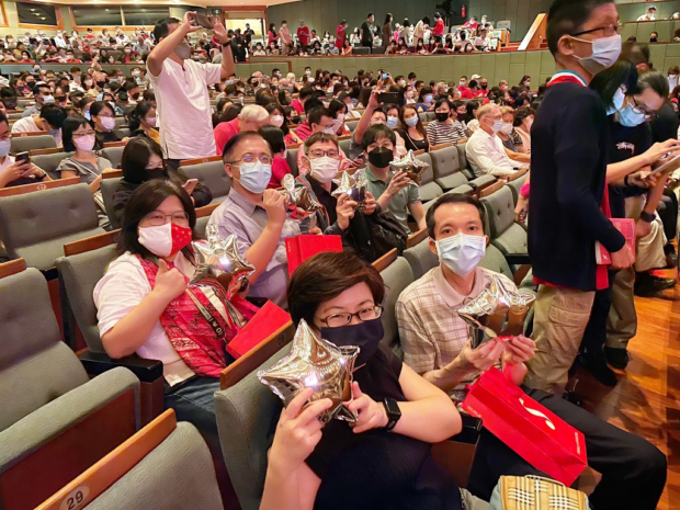 Friends from Singapore Association for the Deaf were invited to the Temasek Foundation SSO National Day Concert, which featured a sign language interpreter on 13 August 2022. To enhance the beneficiaries’ concert experience, water balloons were provided to enable them to feel musical vibrations through their fingertips.