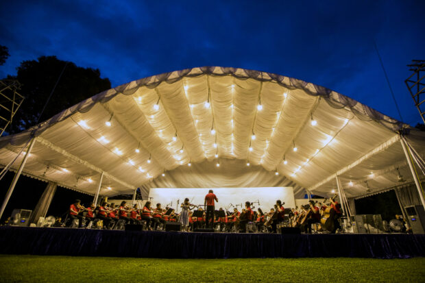 The Singapore Symphony Orchestra performed at the Istana 150 Commemorative Event. As the finale to a year-long anniversary celebration, the Istana grounds were opened to members of public for the first time at night, on 6 October 2019. All proceeds of the ticketed event were donated to the President’s Challenge.   
© Chrisspics photography

Conducted by Joshua Tan, the night’s programme included Kreisler’s *Tambourin Chinois*, Hong Hin Fun’s *Vanda Miss Joaquim* Kelly Tang’s *Symph Suite on a Set of Local Tunes. *