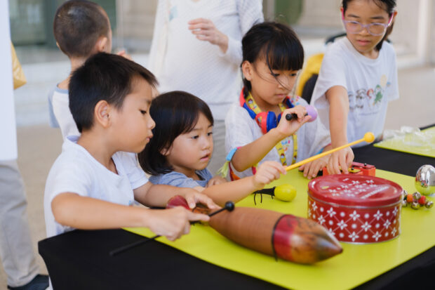 Building-wide music exhibits: Everyday item fiddle station
