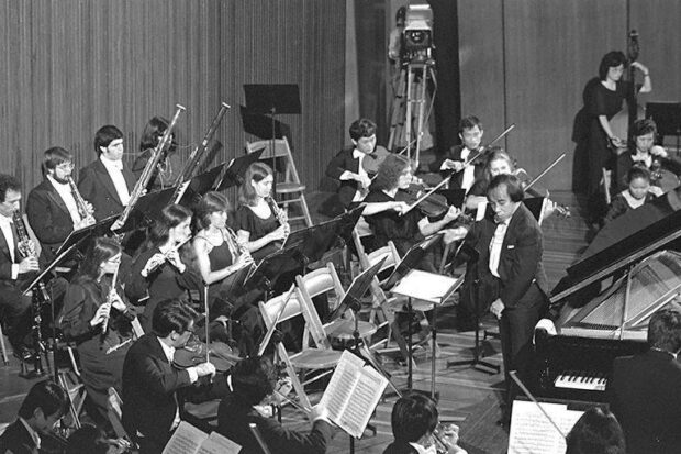 Maestro Choo conducting the 41-strong SSO at its inaugural concert in 1979. (Photo: Ministry of Information and the Arts Collection, courtesy of National Archives of Singapore.)