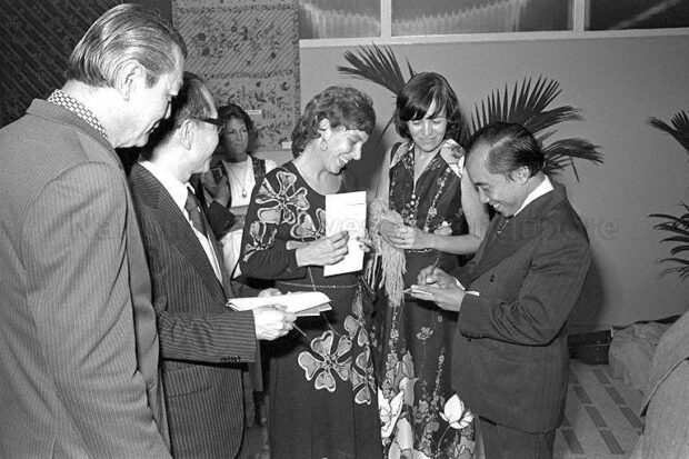 Maestro Choo signing autographs at a tea reception following the SSO’s inaugural concert at the Singapore Conference Hall in 1979. (Photo: Ministry of Information and the Arts Collection, courtesy of National Archives of Singapore.)